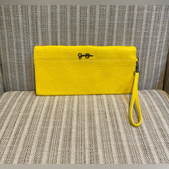 🌼🌞Jessica Simpson Yellow Flower Clutch/Wristlet - Picture 3 of 4